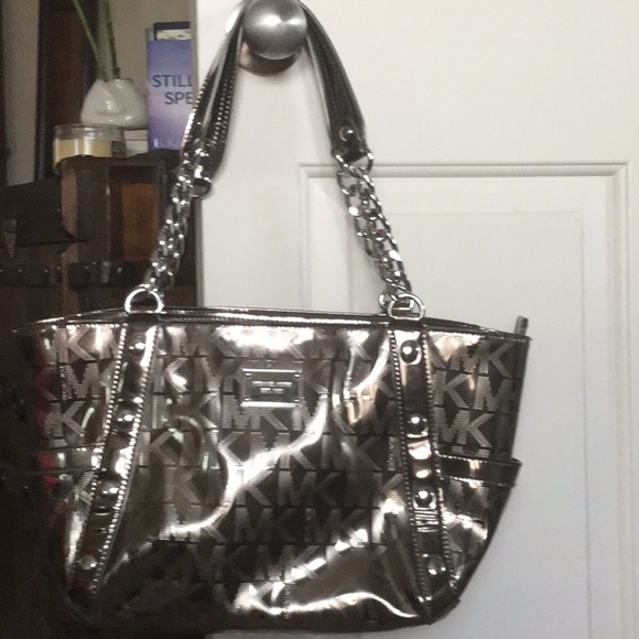 Michael Kors Handbags - AUTHENTIC Michael Kors Purse